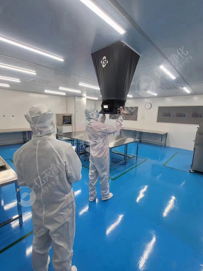 這款8380 數字式風量罩可測定流經各種風口 ( 散流器、百葉等 ) 的風量。體積輕巧，僅重 3.4Kg，便于攜帶使用。把風量罩安放在風口上，就可由數字顯示屏直接讀出進風或排風量。8380 也可單機工作，或支持多種熱式風速探頭提供多種測量功能，并提供數據存儲和處理功能(數據點多達26,500采樣點，帶時標 )。 